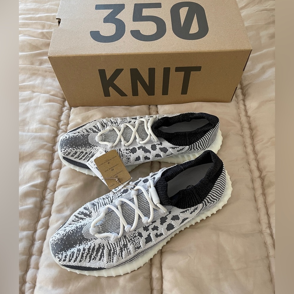• YZY 350V2 CMPCT